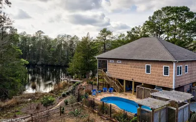 River Road Retreat - Heated Pool & Hot Tub, Pond, Games, Fishing, >10 min to beach!