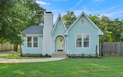 Bluebird Cottage: Hot Tub w/ Patio, Pet-Friendly – Central Location!