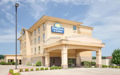 Days Inn & Suites by Wyndham Russellville