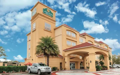 La Quinta Inn & Suites by Wyndham Houston Bush Intl Airpt E