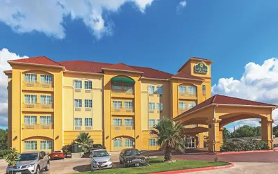 La Quinta Inn & Suites by Wyndham Columbus TX