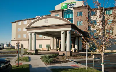 Holiday Inn Express and Suites Kansas City Airport by IHG