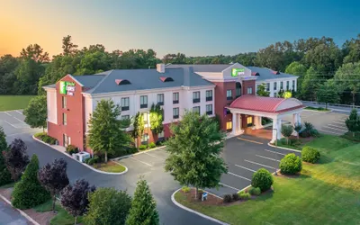 Holiday Inn Express Hotel & Suites Tullahoma, an IHG Hotel