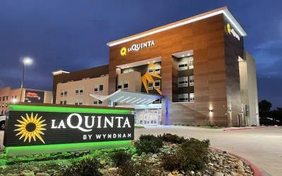 La Quinta Inn & Suites by Wyndham Dallas/Fairpark