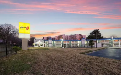 Super 8 by Wyndham Portsmouth - Norfolk