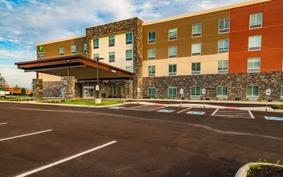 Holiday Inn Express & Suites Dayton East - Beavercreek, an IHG Hotel