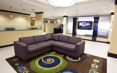 Holiday Inn Express & Suites Detroit North - Troy, an IHG Hotel