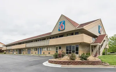 Motel 6 Overland Park, KS