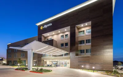 La Quinta Inn & Suites by Wyndham Round Rock near Kalahari