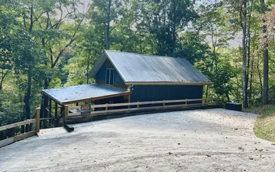 Bigfoots Hideaway 1 Bedroom Cabin by RedAwning