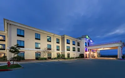 Holiday Inn Express & Suites Floresville, an IHG Hotel