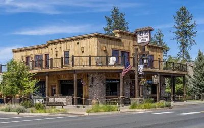 Ski Inn Taphouse Hotel