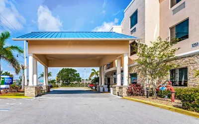 Holiday Inn Express & Suites Lantana, an IHG Hotel