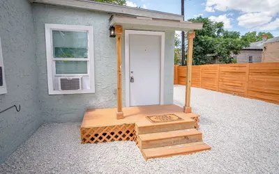 Cozy and Lovely 2BR 1BA Apt#b Near Lively Downtown