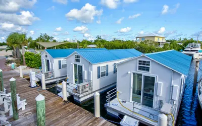 Aqua Lodge Rentals At Coconut Cay