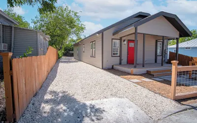 Delightfully Renovated 4 Br/2 BA Near DT Riverwalk