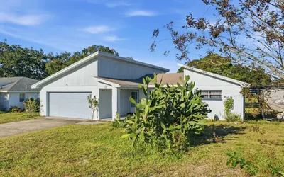 The Lake Home - Beautiful Oasis In The Heart Of Florida! 2 Bedroom Home by RedAwning