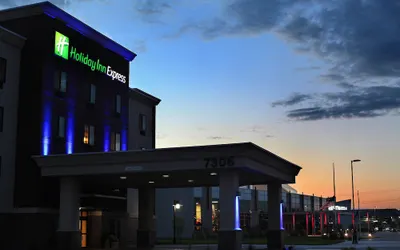 Holiday Inn Express & Suites Omaha South - Ralston Arena, an IHG Hotel
