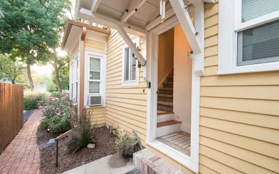 Cozy Victorian Cottage in the Heart of Old Town!