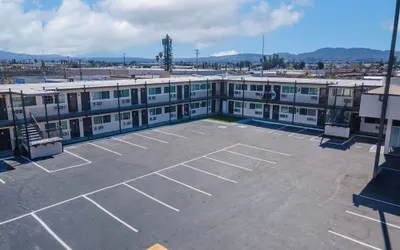 Inland Inn & Suites