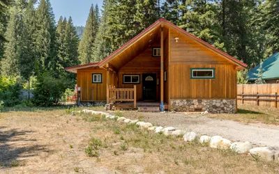 Rivers Edge 2 Bedroom Home by NW Comfy Cabins by RedAwning