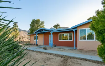 Rocky Ridge Retreat - Hot Tub, Fire Pit & Bbq! 2 Bedroom Home by RedAwning