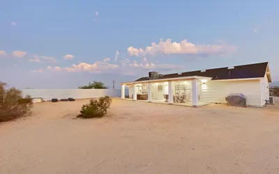 Golden Desert Ranch - Hot Tub, Fire Pit And Bbq! 3 Bedroom Home by RedAwning