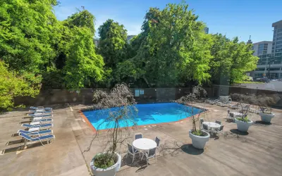 DTWN 2 Bed Condo with King Bed and Gym