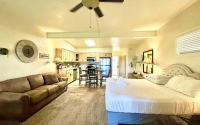 Lake view King Studio with full kitchen, deck overlooking Lake Ouachita, king bed and queen sleeper sofa by RedAwning