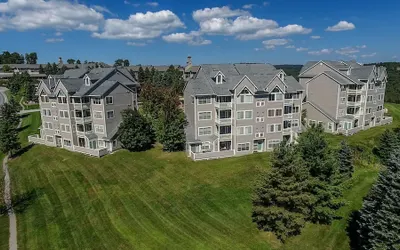 Seven Springs Stonegate 2 Bedroom Deluxe Condo, Ski-In/Out, Sleeps 8! by RedAwning - Save 10% on 3 Nights, 15% on 5 Nights!