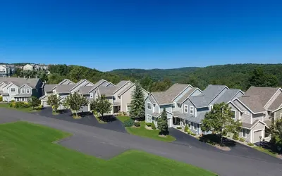 Seven Springs 4 BR Premium Condo, Sleeps 9 by RedAwning - Save 10% on 3 Nights, 15% on 5 Nights!