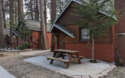 Three Pines Cabins Lodge