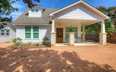 Luxury Combo Walk to Main With 2 Hot-tubs