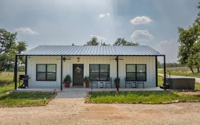 La Casita: Hot-tub & Firepit, 15 min to Fred!