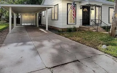 Southern Charm - Near Main With Hot Tub