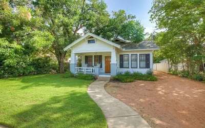 Luxury Near Main With Hot Tub