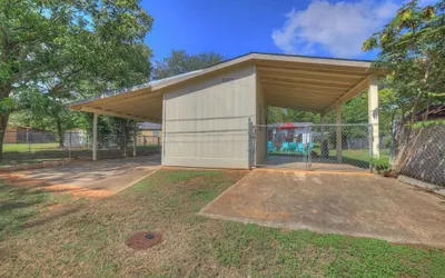 Elegant and Stylish Glenmoor Abode - 5 min to Town