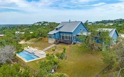 Luxurious Lake Park House: Sleeps 25, Pool, Hot-tub, Firepit and Game Room!