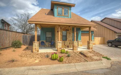 Luxury Modern Home With Hot tub Deck & Firepit!