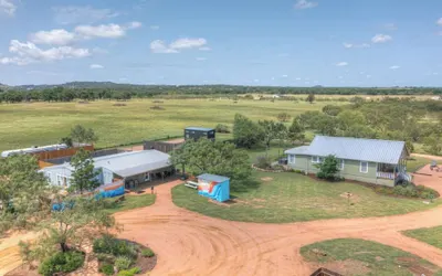 Willie the Modern Tiny Home W/hot-tub & Firetable