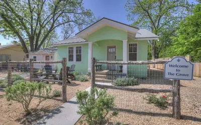 The Grove-a Charming Cottage - 2 Blks to Main St