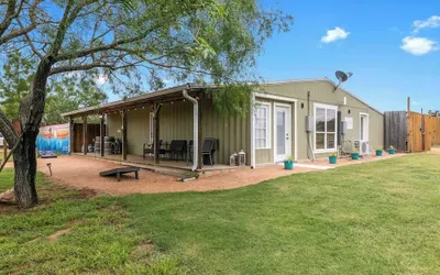 Henley-lux Tiny Home-hot Tub-fire Pit