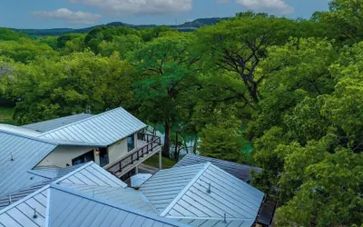 Luxury Riverfront Villa With Firepit & Gameroom!