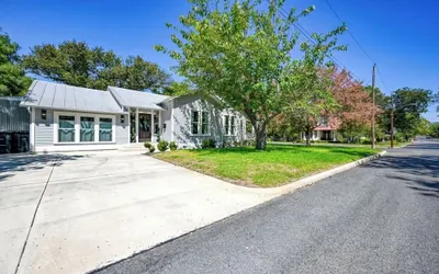 Modern Luxurious Home With Game Room