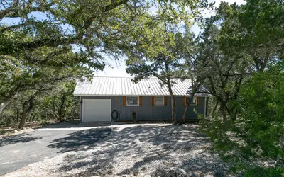 Texas Charm Cottage - 1 Block From the Lake & Hill Country Views