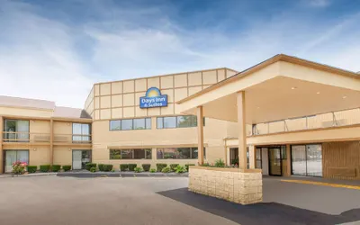 Days Inn & Suites by Wyndham Madison Heights MI