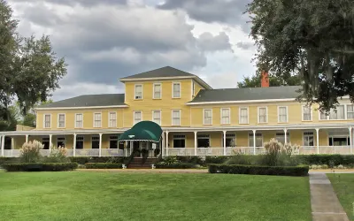 Lakeside Inn