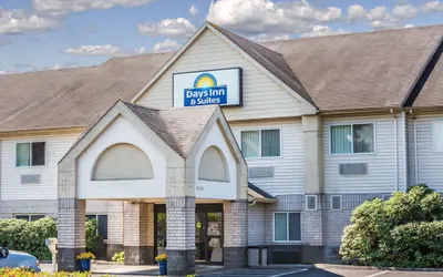 Days Inn & Suites by Wyndham Vancouver