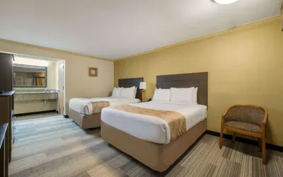 Hibiscus Inn & Suites