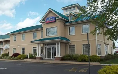 Howard Johnson Hotel by Wyndham Toms River